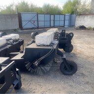 Зимнее навесное оборудование Щетка с бункером на фронтальный погрузчик