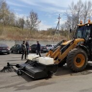 Навесное оборудование для экскаваторов-погрузчиков Дорожная щетка с бункером на экскаватор погрузчик