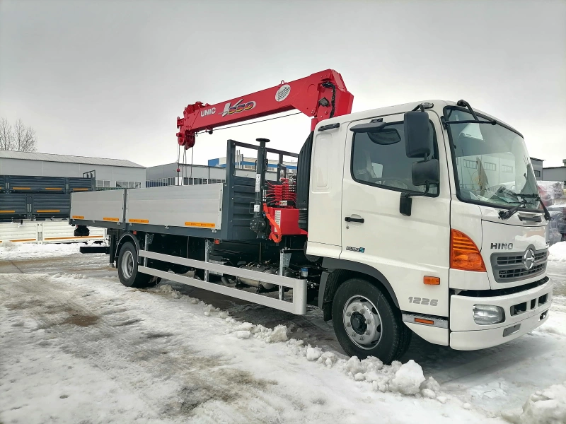 Кран-манипулятор UNIC URV554 на шасси Hino 500