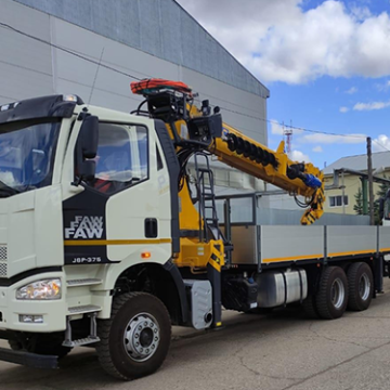 Кран-манипулятор XCMG 200-6 с буром на шасси FAW 3250 6х6