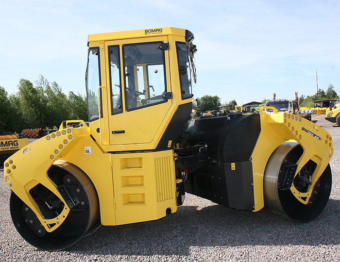 Каток тандемный BOMAG BW 202 AD-4