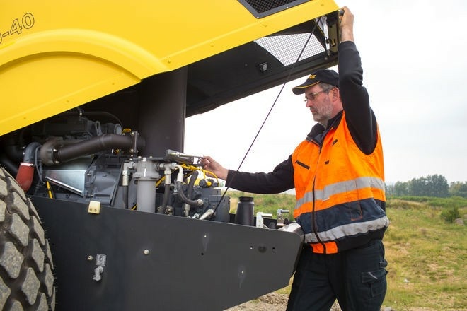 Грунтовый каток BOMAG BW 215 D-40