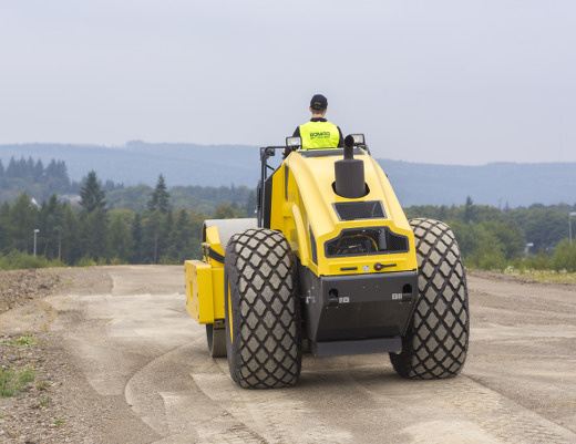 Каток грунтовый BOMAG BW 218 D-40