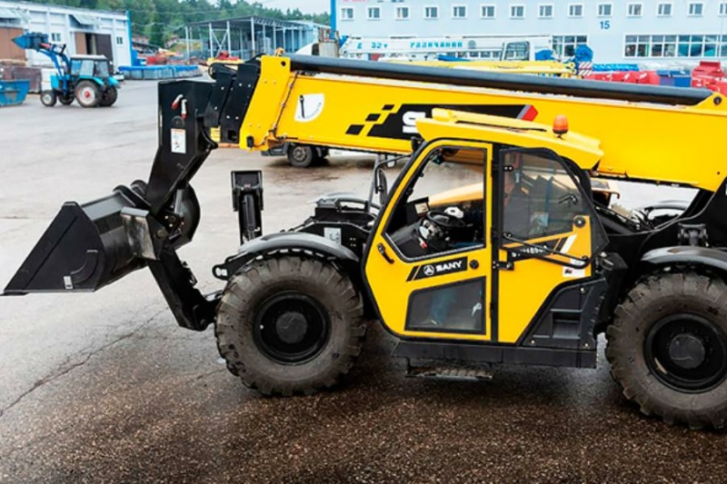 Телескопический погрузчик SANY STH1056А, двигатель CUMMINS QSF3.8 T3, 93 кВт, высота подъема 17,1 м, грузоподъемность 4 540 кг
